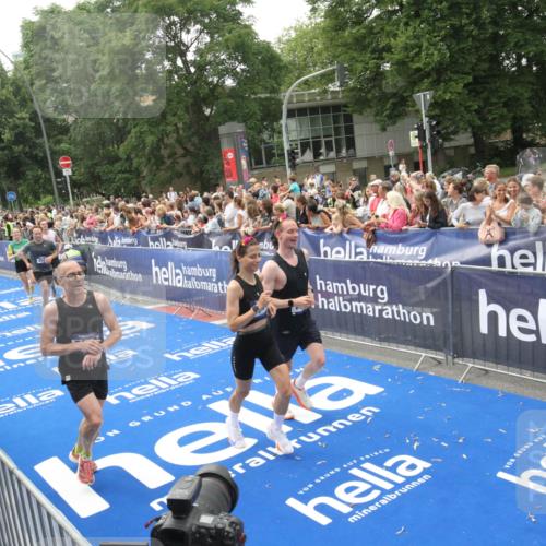 29.06.2025 - hella hamburg halbmarathon Michael Strokosch http://msf.ph/oto/8537000 29.06.2025 10:48:03 Ziel  meine-sportfotos.de