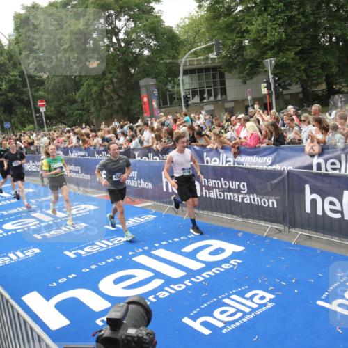 29.06.2025 - hella hamburg halbmarathon Michael Strokosch http://msf.ph/oto/8537006 29.06.2025 10:48:05 Ziel  meine-sportfotos.de