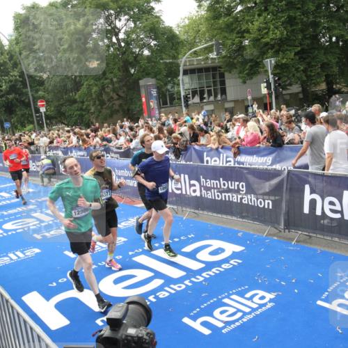 29.06.2025 - hella hamburg halbmarathon Michael Strokosch http://msf.ph/oto/8537013 29.06.2025 10:48:07 Ziel  meine-sportfotos.de