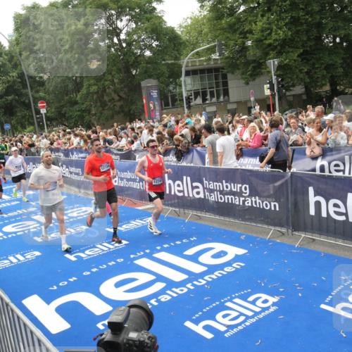 29.06.2025 - hella hamburg halbmarathon Michael Strokosch http://msf.ph/oto/8537024 29.06.2025 10:48:09 Ziel  meine-sportfotos.de