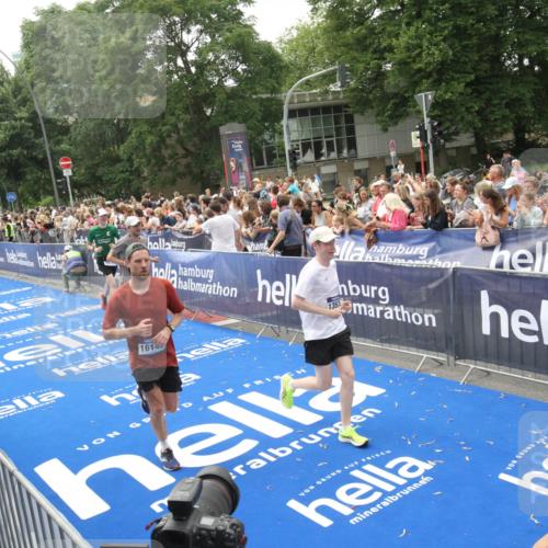 29.06.2025 - hella hamburg halbmarathon Michael Strokosch http://msf.ph/oto/8537033 29.06.2025 10:48:11 Ziel  meine-sportfotos.de