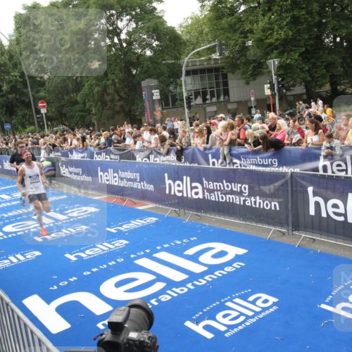 29.06.2025 - hella hamburg halbmarathon Michael Strokosch http://msf.ph/oto/8537050 29.06.2025 10:30:23 Ziel  meine-sportfotos.de