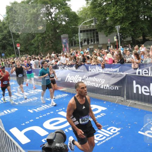 29.06.2025 - hella hamburg halbmarathon Michael Strokosch http://msf.ph/oto/8537051 29.06.2025 10:48:15 Ziel  meine-sportfotos.de