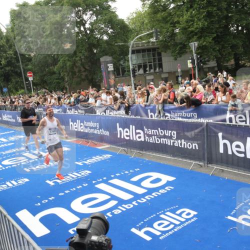 29.06.2025 - hella hamburg halbmarathon Michael Strokosch http://msf.ph/oto/8537052 29.06.2025 10:30:23 Ziel  meine-sportfotos.de