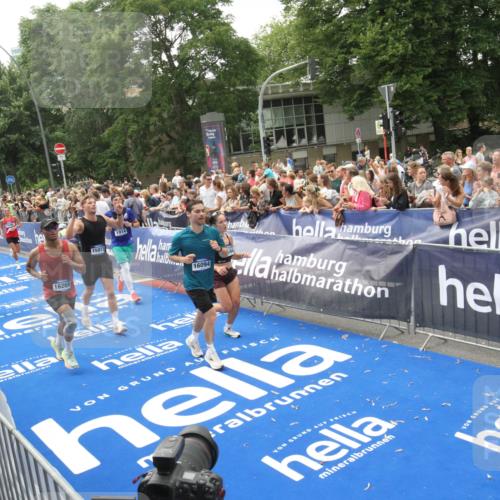 29.06.2025 - hella hamburg halbmarathon Michael Strokosch http://msf.ph/oto/8537054 29.06.2025 10:48:15 Ziel  meine-sportfotos.de