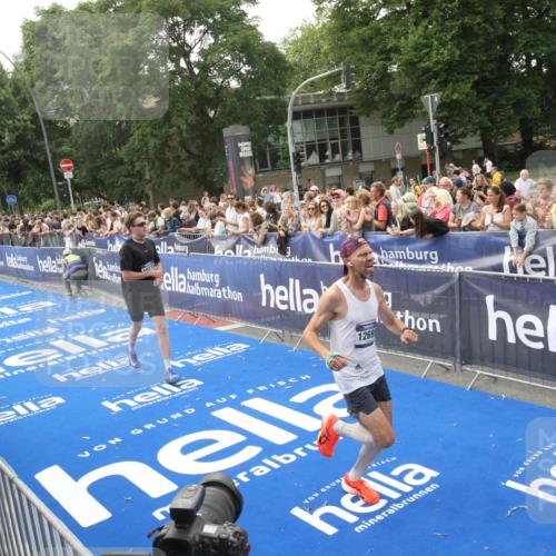 29.06.2025 - hella hamburg halbmarathon Michael Strokosch http://msf.ph/oto/8537055 29.06.2025 10:30:24 Ziel  meine-sportfotos.de