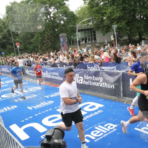 29.06.2025 - hella hamburg halbmarathon Michael Strokosch http://msf.ph/oto/8537062 29.06.2025 10:48:17 Ziel  meine-sportfotos.de