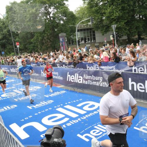 29.06.2025 - hella hamburg halbmarathon Michael Strokosch http://msf.ph/oto/8537064 29.06.2025 10:48:17 Ziel  meine-sportfotos.de