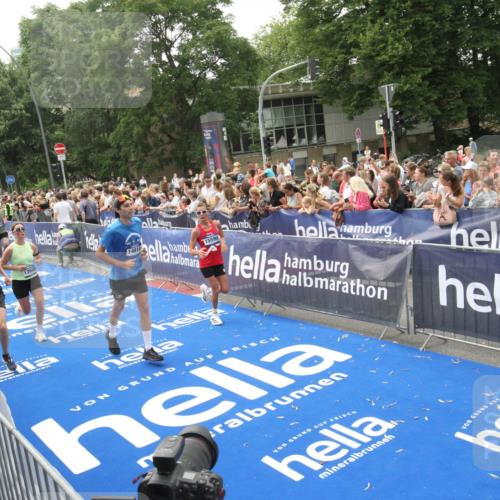 29.06.2025 - hella hamburg halbmarathon Michael Strokosch http://msf.ph/oto/8537067 29.06.2025 10:48:18 Ziel  meine-sportfotos.de