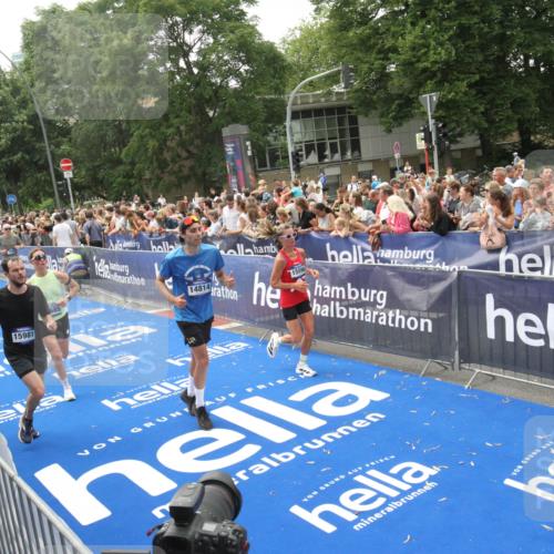 29.06.2025 - hella hamburg halbmarathon Michael Strokosch http://msf.ph/oto/8537069 29.06.2025 10:48:18 Ziel  meine-sportfotos.de