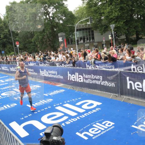 29.06.2025 - hella hamburg halbmarathon Michael Strokosch http://msf.ph/oto/8537077 29.06.2025 10:30:34 Ziel  meine-sportfotos.de