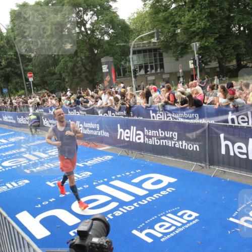 29.06.2025 - hella hamburg halbmarathon Michael Strokosch http://msf.ph/oto/8537079 29.06.2025 10:30:35 Ziel  meine-sportfotos.de