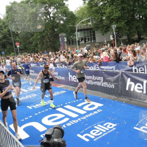 29.06.2025 - hella hamburg halbmarathon Michael Strokosch http://msf.ph/oto/8537080 29.06.2025 10:48:21 Ziel  meine-sportfotos.de