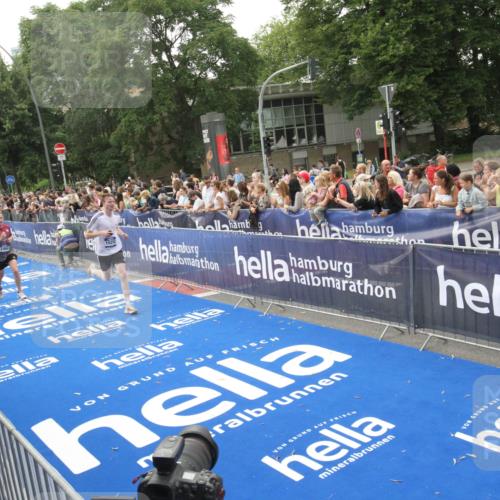 29.06.2025 - hella hamburg halbmarathon Michael Strokosch http://msf.ph/oto/8537087 29.06.2025 10:30:38 Ziel  meine-sportfotos.de