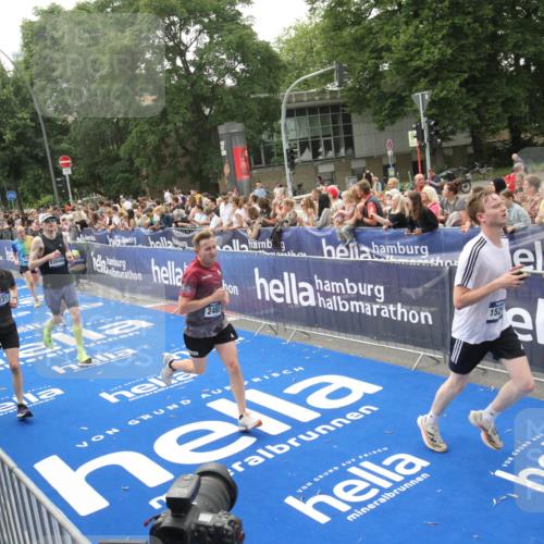 29.06.2025 - hella hamburg halbmarathon Michael Strokosch http://msf.ph/oto/8537094 29.06.2025 10:30:40 Ziel  meine-sportfotos.de