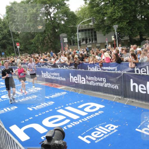 29.06.2025 - hella hamburg halbmarathon Michael Strokosch http://msf.ph/oto/8537096 29.06.2025 10:48:24 Ziel  meine-sportfotos.de