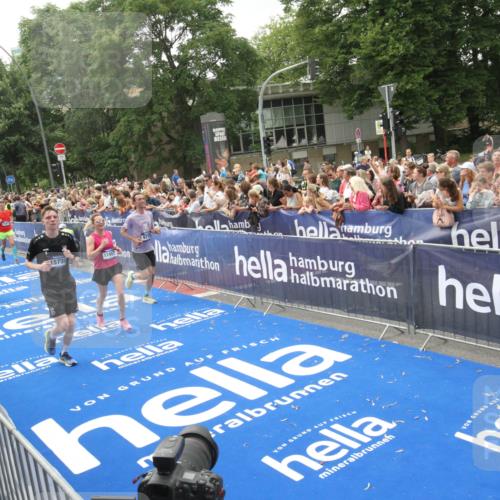 29.06.2025 - hella hamburg halbmarathon Michael Strokosch http://msf.ph/oto/8537098 29.06.2025 10:48:25 Ziel  meine-sportfotos.de