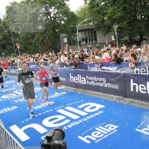 29.06.2025 - hella hamburg halbmarathon Michael Strokosch http://msf.ph/oto/8537100 29.06.2025 10:48:25 Ziel  meine-sportfotos.de