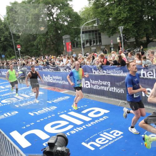 29.06.2025 - hella hamburg halbmarathon Michael Strokosch http://msf.ph/oto/8537104 29.06.2025 10:30:42 Ziel  meine-sportfotos.de
