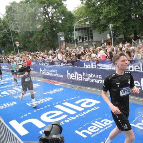 29.06.2025 - hella hamburg halbmarathon Michael Strokosch http://msf.ph/oto/8537107 29.06.2025 10:48:26 Ziel  meine-sportfotos.de