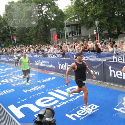 29.06.2025 - hella hamburg halbmarathon Michael Strokosch http://msf.ph/oto/8537108 29.06.2025 10:30:42 Ziel  meine-sportfotos.de