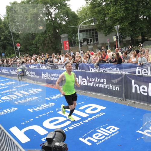 29.06.2025 - hella hamburg halbmarathon Michael Strokosch http://msf.ph/oto/8537112 29.06.2025 10:30:43 Ziel  meine-sportfotos.de