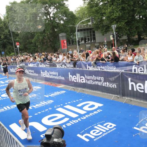 29.06.2025 - hella hamburg halbmarathon Michael Strokosch http://msf.ph/oto/8537125 29.06.2025 10:30:45 Ziel  meine-sportfotos.de