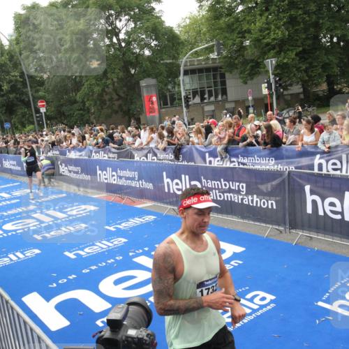 29.06.2025 - hella hamburg halbmarathon Michael Strokosch http://msf.ph/oto/8537127 29.06.2025 10:30:45 Ziel  meine-sportfotos.de