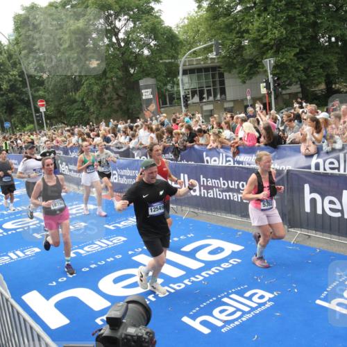 29.06.2025 - hella hamburg halbmarathon Michael Strokosch http://msf.ph/oto/8537130 29.06.2025 10:48:31 Ziel  meine-sportfotos.de