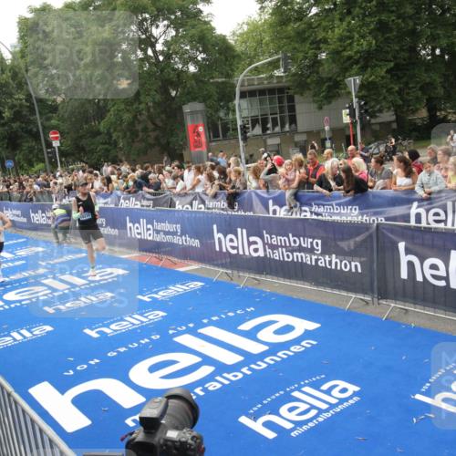 29.06.2025 - hella hamburg halbmarathon Michael Strokosch http://msf.ph/oto/8537131 29.06.2025 10:30:46 Ziel  meine-sportfotos.de
