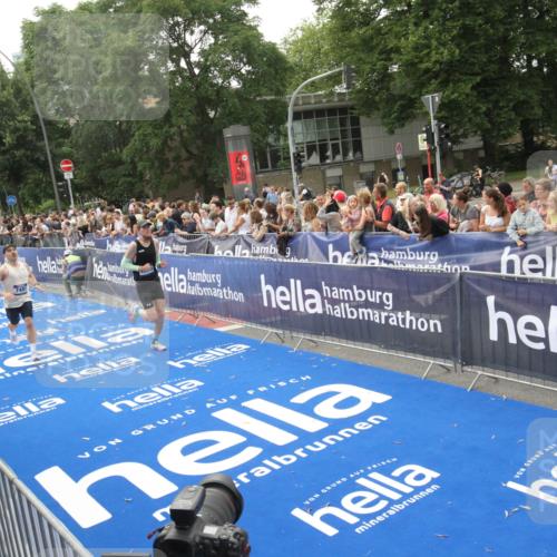 29.06.2025 - hella hamburg halbmarathon Michael Strokosch http://msf.ph/oto/8537133 29.06.2025 10:30:46 Ziel  meine-sportfotos.de