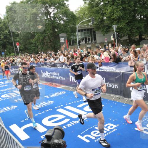 29.06.2025 - hella hamburg halbmarathon Michael Strokosch http://msf.ph/oto/8537138 29.06.2025 10:48:33 Ziel  meine-sportfotos.de