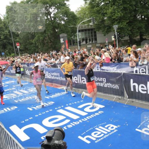 29.06.2025 - hella hamburg halbmarathon Michael Strokosch http://msf.ph/oto/8537147 29.06.2025 10:48:36 Ziel  meine-sportfotos.de