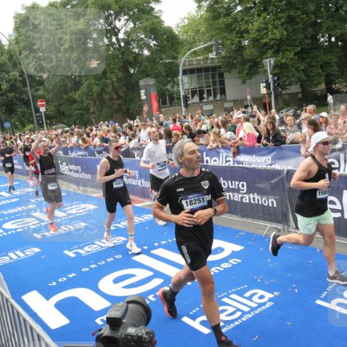 29.06.2025 - hella hamburg halbmarathon Michael Strokosch http://msf.ph/oto/8537159 29.06.2025 10:48:38 Ziel  meine-sportfotos.de
