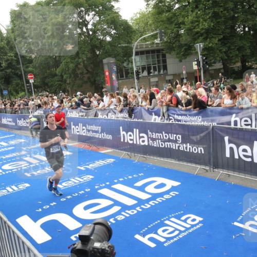 29.06.2025 - hella hamburg halbmarathon Michael Strokosch http://msf.ph/oto/8537160 29.06.2025 10:30:54 Ziel  meine-sportfotos.de