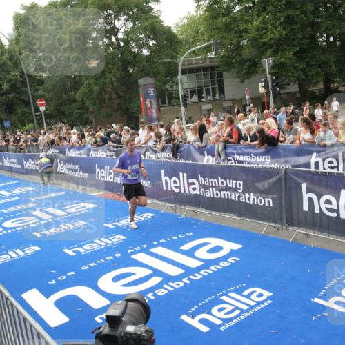 29.06.2025 - hella hamburg halbmarathon Michael Strokosch http://msf.ph/oto/8537164 29.06.2025 10:30:58 Ziel  meine-sportfotos.de