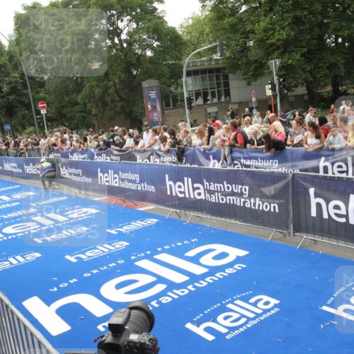 29.06.2025 - hella hamburg halbmarathon Michael Strokosch http://msf.ph/oto/8537172 29.06.2025 10:31:01 Ziel  meine-sportfotos.de