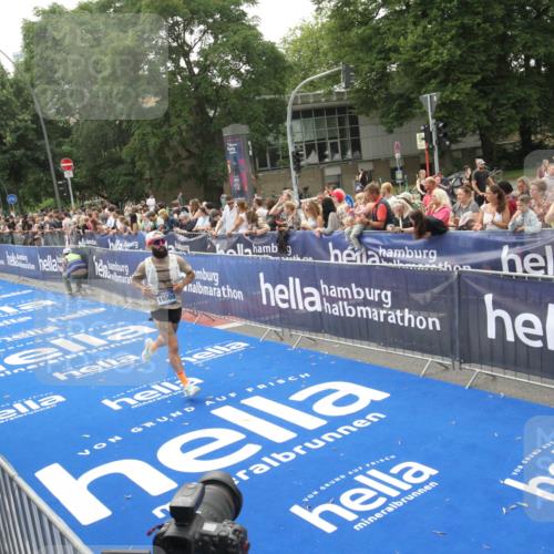 29.06.2025 - hella hamburg halbmarathon Michael Strokosch http://msf.ph/oto/8537177 29.06.2025 10:31:05 Ziel  meine-sportfotos.de