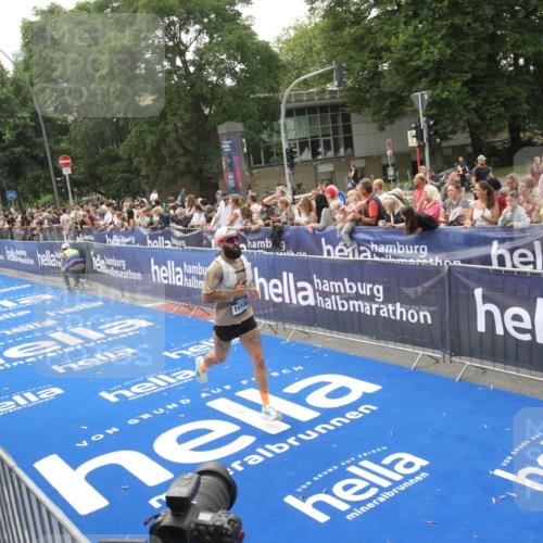 29.06.2025 - hella hamburg halbmarathon Michael Strokosch http://msf.ph/oto/8537179 29.06.2025 10:31:06 Ziel  meine-sportfotos.de