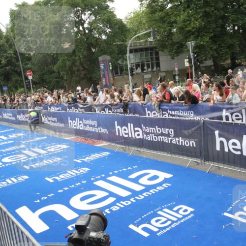 29.06.2025 - hella hamburg halbmarathon Michael Strokosch http://msf.ph/oto/8537184 29.06.2025 10:31:07 Ziel  meine-sportfotos.de