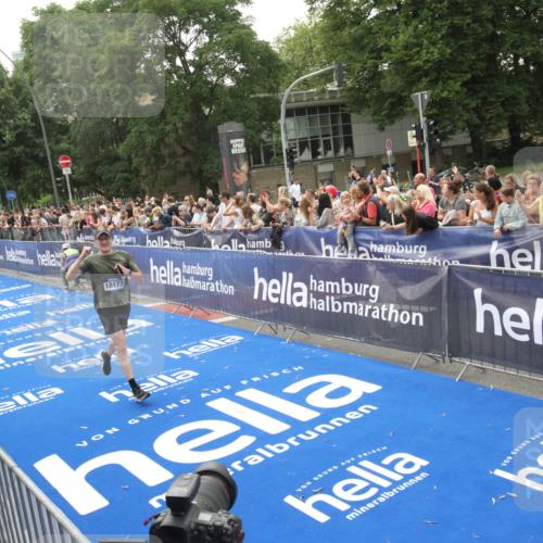 29.06.2025 - hella hamburg halbmarathon Michael Strokosch http://msf.ph/oto/8537211 29.06.2025 10:31:14 Ziel  meine-sportfotos.de