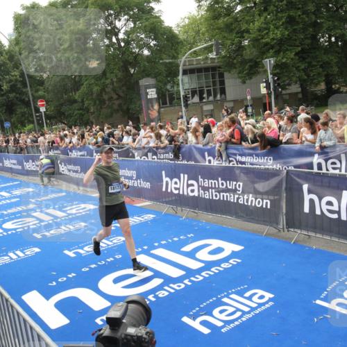 29.06.2025 - hella hamburg halbmarathon Michael Strokosch http://msf.ph/oto/8537213 29.06.2025 10:31:15 Ziel  meine-sportfotos.de