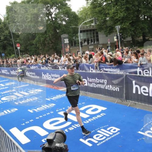29.06.2025 - hella hamburg halbmarathon Michael Strokosch http://msf.ph/oto/8537216 29.06.2025 10:31:15 Ziel  meine-sportfotos.de