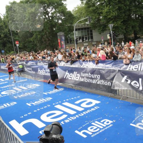 29.06.2025 - hella hamburg halbmarathon Michael Strokosch http://msf.ph/oto/8537237 29.06.2025 10:48:56 Ziel  meine-sportfotos.de