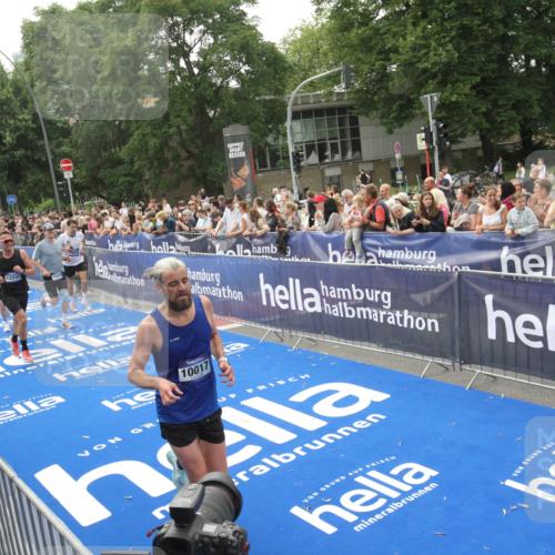 29.06.2025 - hella hamburg halbmarathon Michael Strokosch http://msf.ph/oto/8537239 29.06.2025 10:31:20 Ziel  meine-sportfotos.de