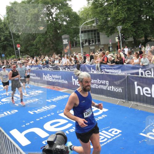 29.06.2025 - hella hamburg halbmarathon Michael Strokosch http://msf.ph/oto/8537241 29.06.2025 10:31:20 Ziel  meine-sportfotos.de