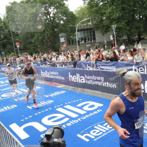 29.06.2025 - hella hamburg halbmarathon Michael Strokosch http://msf.ph/oto/8537243 29.06.2025 10:31:20 Ziel  meine-sportfotos.de