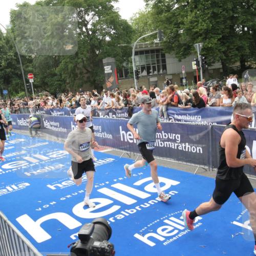 29.06.2025 - hella hamburg halbmarathon Michael Strokosch http://msf.ph/oto/8537249 29.06.2025 10:31:21 Ziel  meine-sportfotos.de