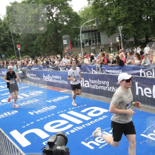 29.06.2025 - hella hamburg halbmarathon Michael Strokosch http://msf.ph/oto/8537254 29.06.2025 10:31:22 Ziel  meine-sportfotos.de