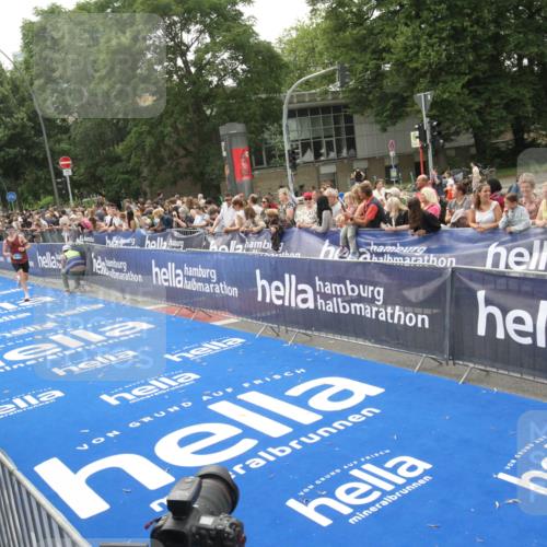 29.06.2025 - hella hamburg halbmarathon Michael Strokosch http://msf.ph/oto/8537281 29.06.2025 10:31:30 Ziel  meine-sportfotos.de